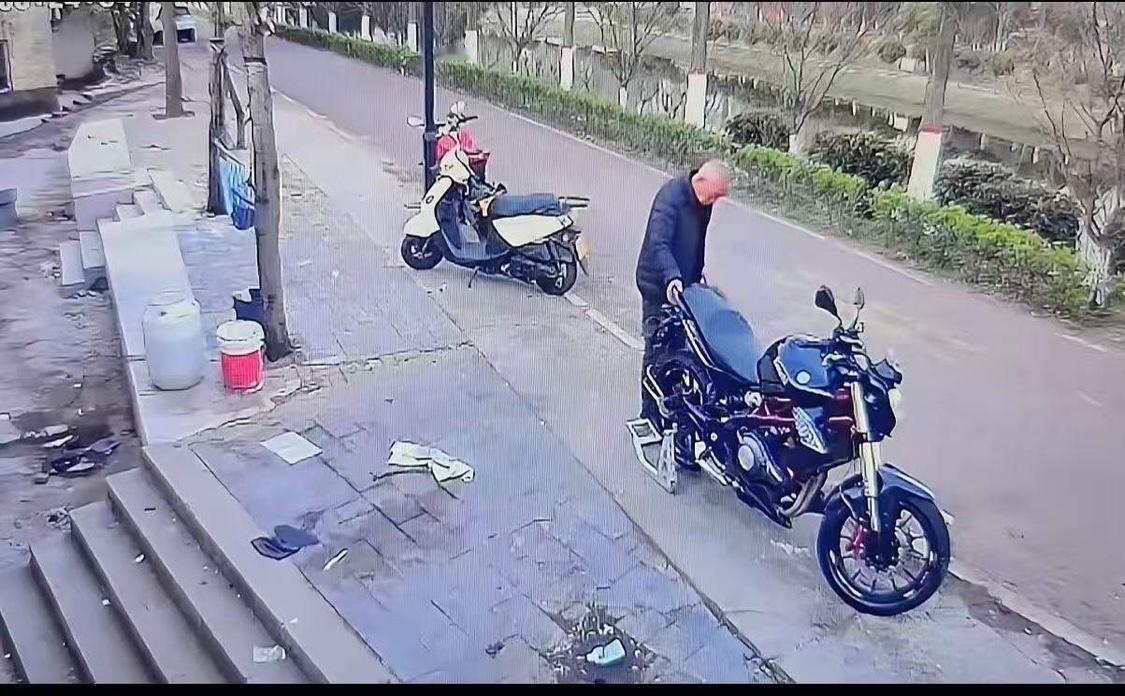 “大爷你拿走的脚撑才39元，但是摔倒的机车价值3万！”男子将摩托车停在路边，大爷