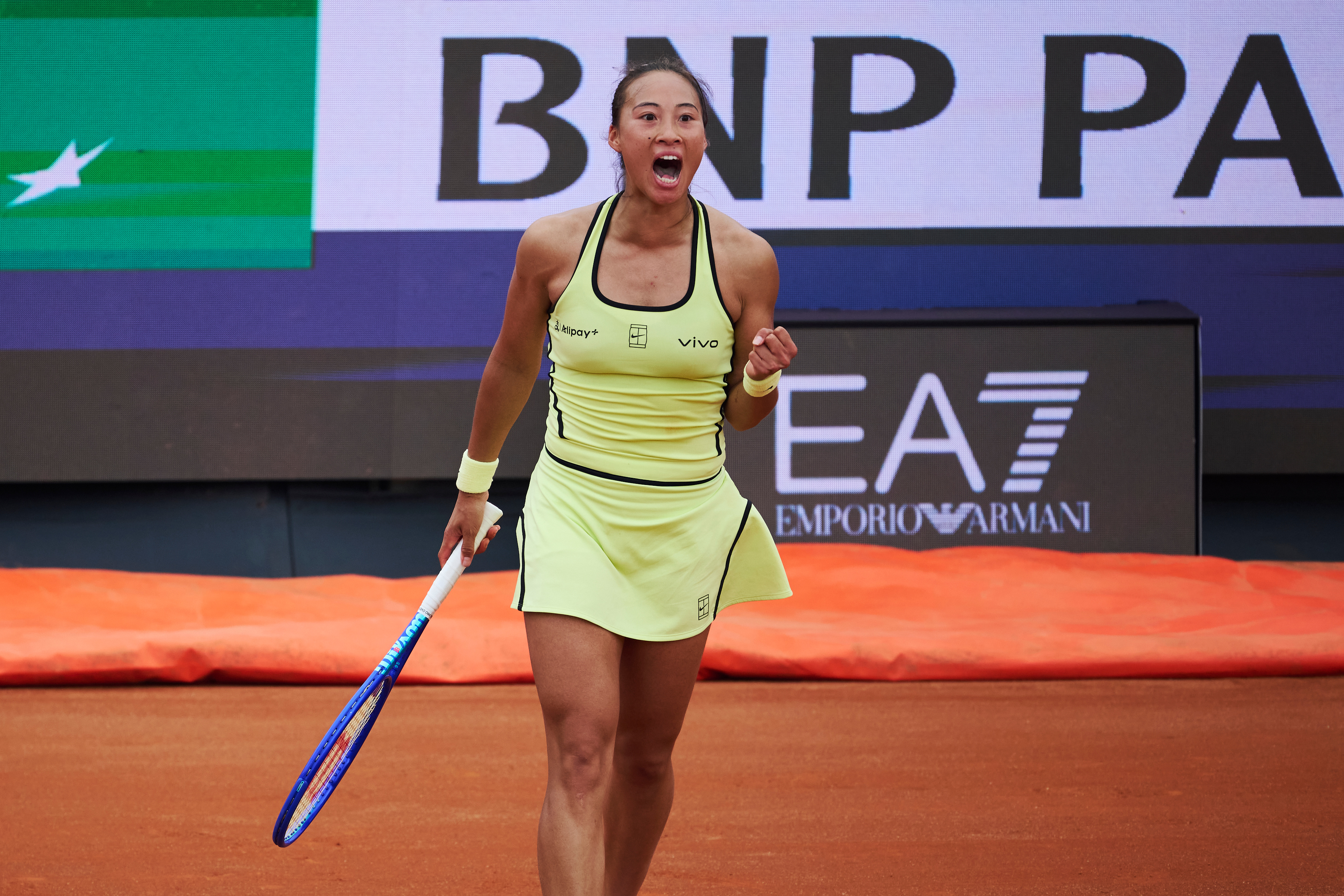 郑钦文赛点怒吼！摄影：记者 李建艺WTA 1000罗马发自罗马BNP Arena