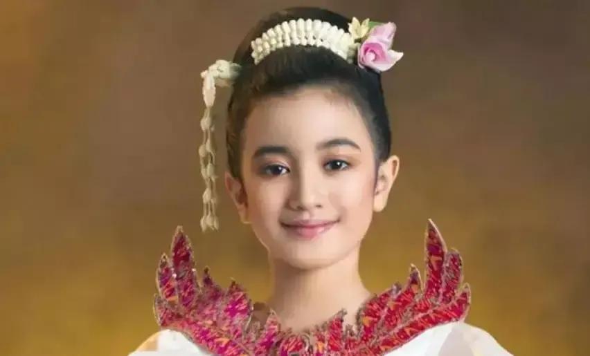 嫁给中国小伙的柬埔寨公主德丝，曾在湖南湘潭大学留学，长得纯美可爱，美丽迷人。
德