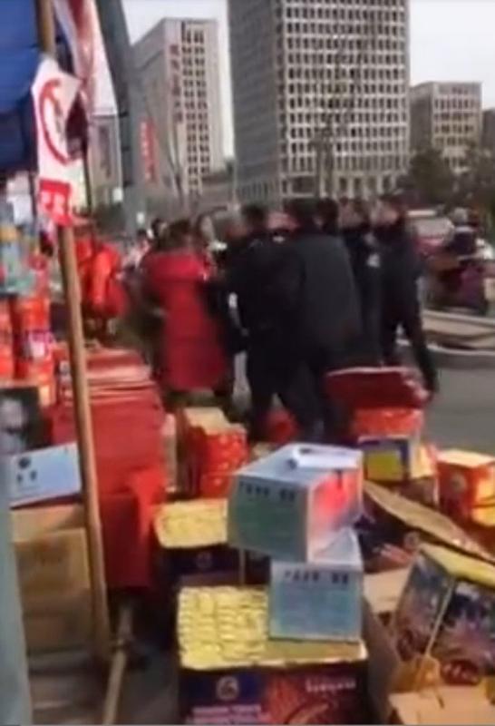 11月5日湖南长沙，两女子买丸子因等时间久产生不满，砸了没付钱的丸子后摊主要求赔