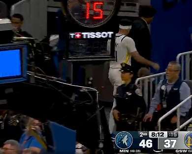 又伤两将，霍福德右小腿肌肉拉伤退出比赛，赛斯也因伤返回更衣室希望没事。金州勇士