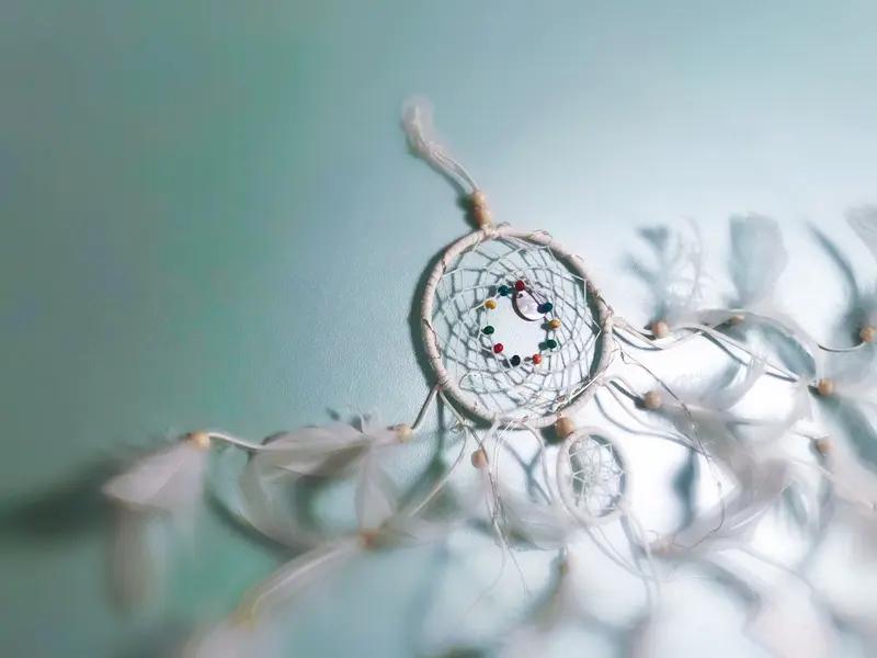 “眼里有星辰，心中有山海”，这句话实在太妙了！怀揣热爱奔赴远方，每一步都在靠近梦