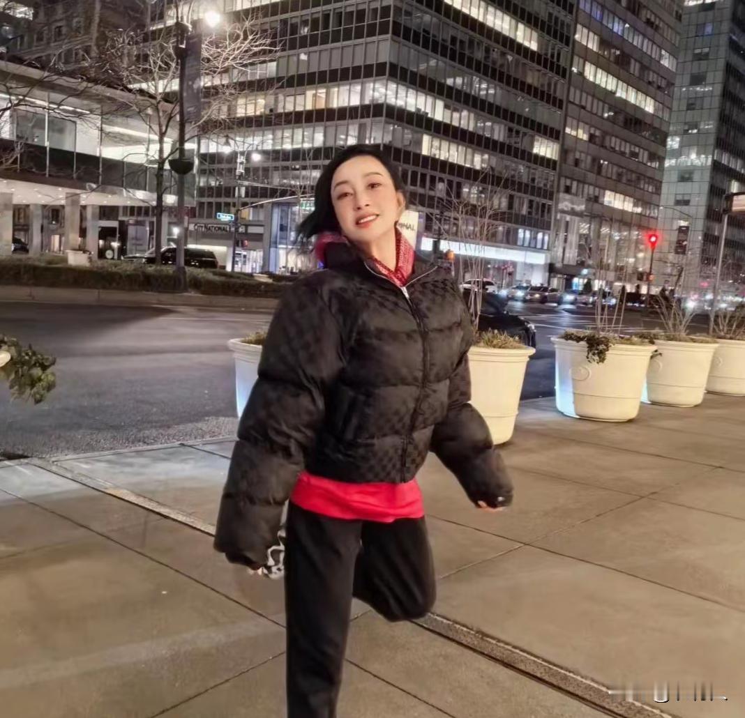 刘晓庆蹦蹦跳跳的，真像个小孩子。都76岁的年纪了，心态还这么好。