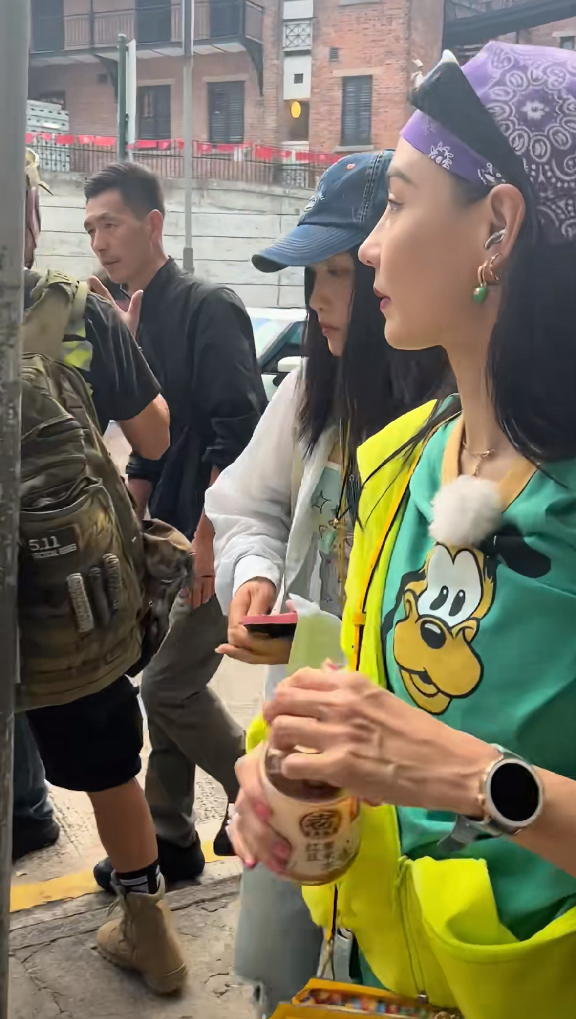 被张柏芝的美狠狠拿捏了！姐姐和弟弟站在一起，根本看不出有年龄差，岁月不败美人，不