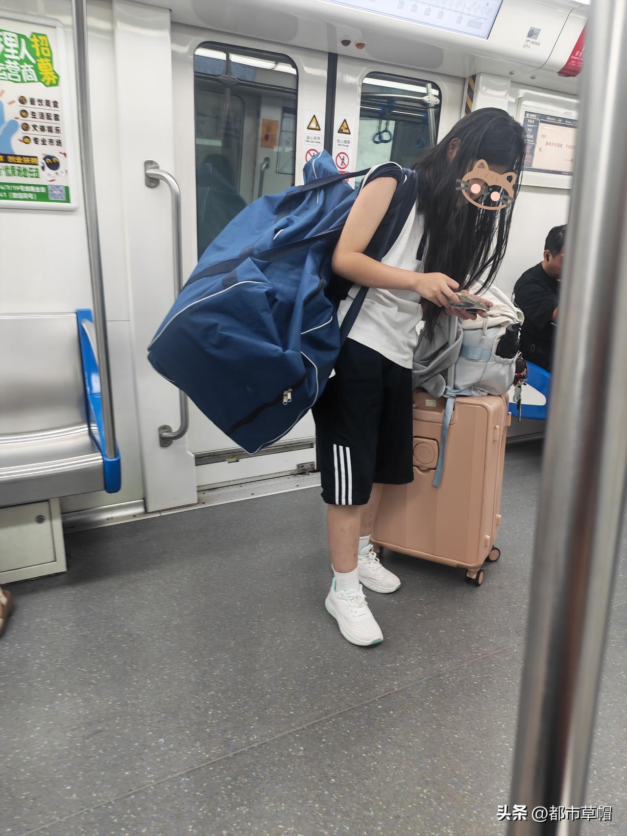 地铁上看到这个小姑娘，自己乘地铁上学，推着行李箱，背着大大的手提包。本来是想表扬