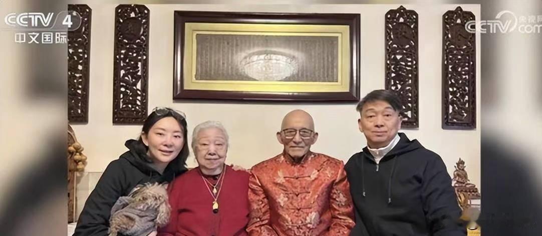 这张照片最右侧的男子就是游本昌的大儿子游智超，提起游本昌，大家第一反应就是济公。