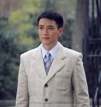 王仁君的五官长的正气、俊郎，因此比较适合一些正面角色的演出。

尤其是他在《问苍