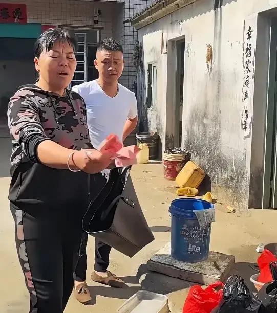 全红婵妈妈到了外婆家立马拿出300元钱，递给了外婆，说是邻居让蝉宝妈转给外婆的。