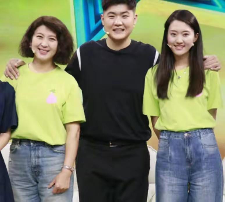 林傲霏左手搂着漂亮媳妇右手搂着能干妈妈，怀中还有个他的宝贝儿子，这是个被幸福包围