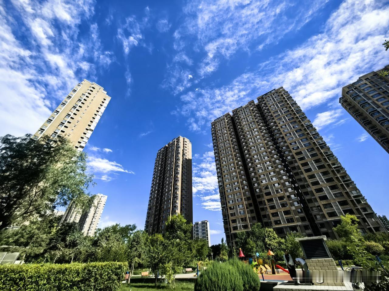 随手一拍城市天空美景澄澈长空漫卷云絮，高楼静静伫立，楼下绿意葱茏，藏着都市里一方