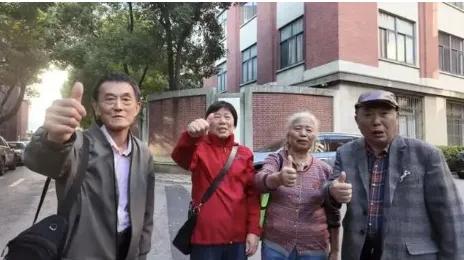 这届老年人，用心起来真的能让你泪目！一个23岁博士生跳河救完人，鞋子灌水，裤子湿