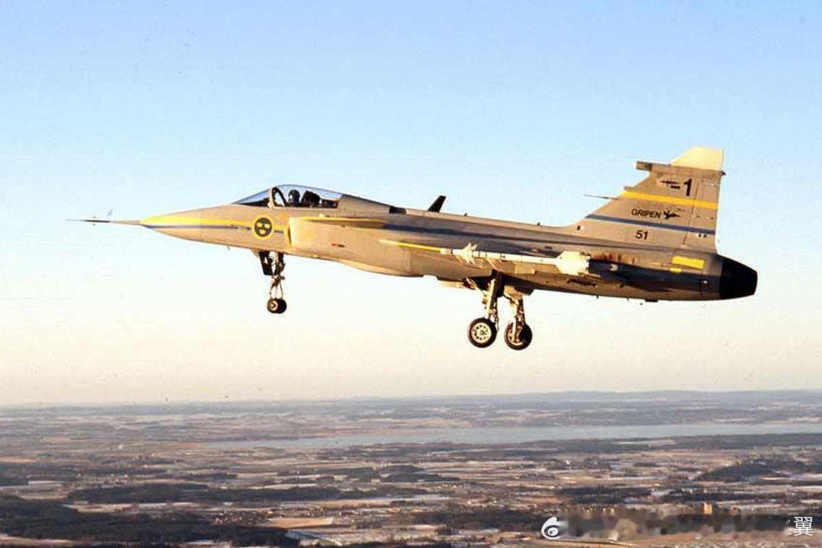 鹰狮战斗机首飞37周年。原型机首飞试飞员是萨博公司的首席试飞员Stig Holm