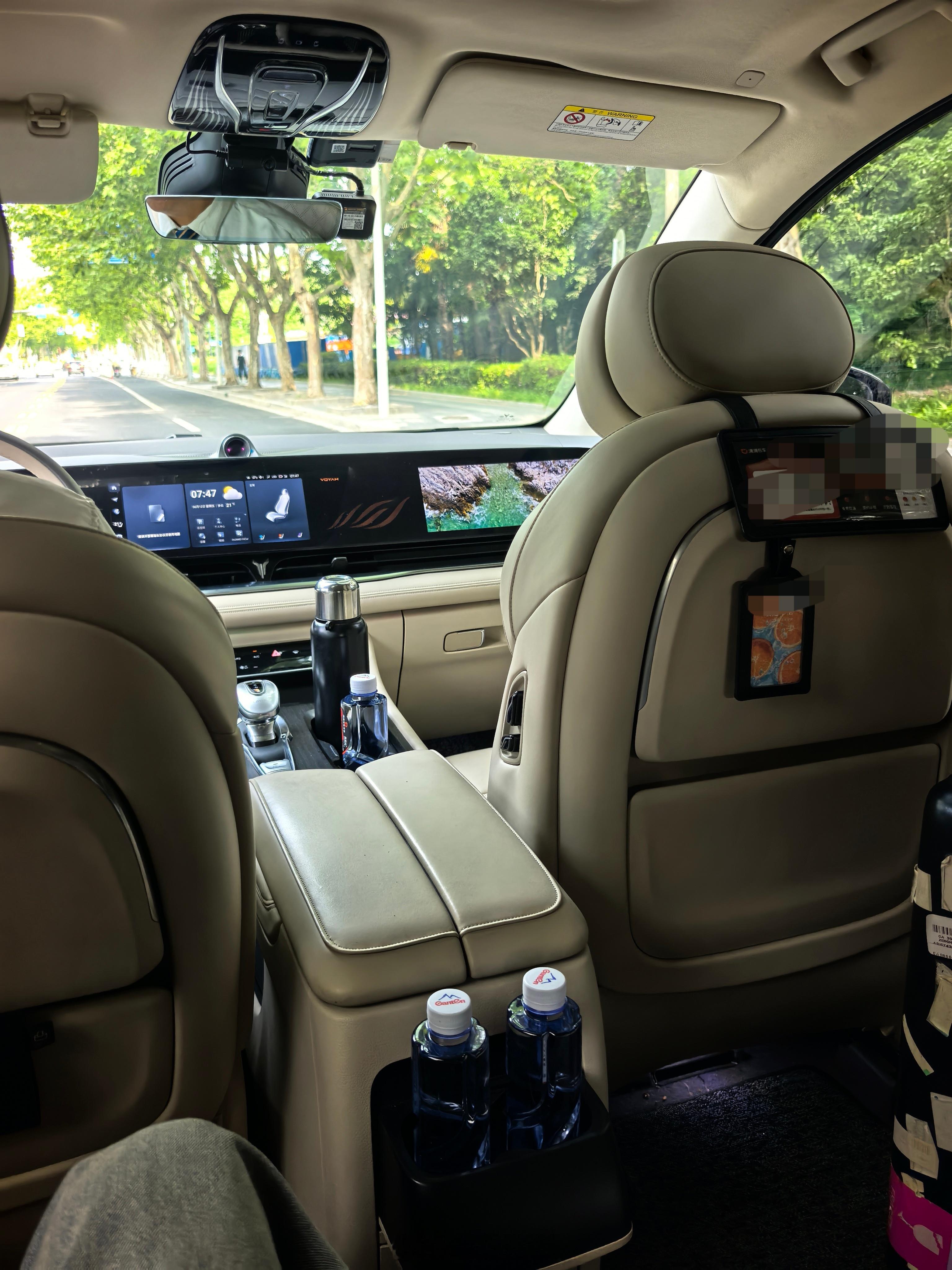 这个岚图司机太健谈了。他说他之前是上汽集团出来的，做过很多汽车销售。他说了几个观