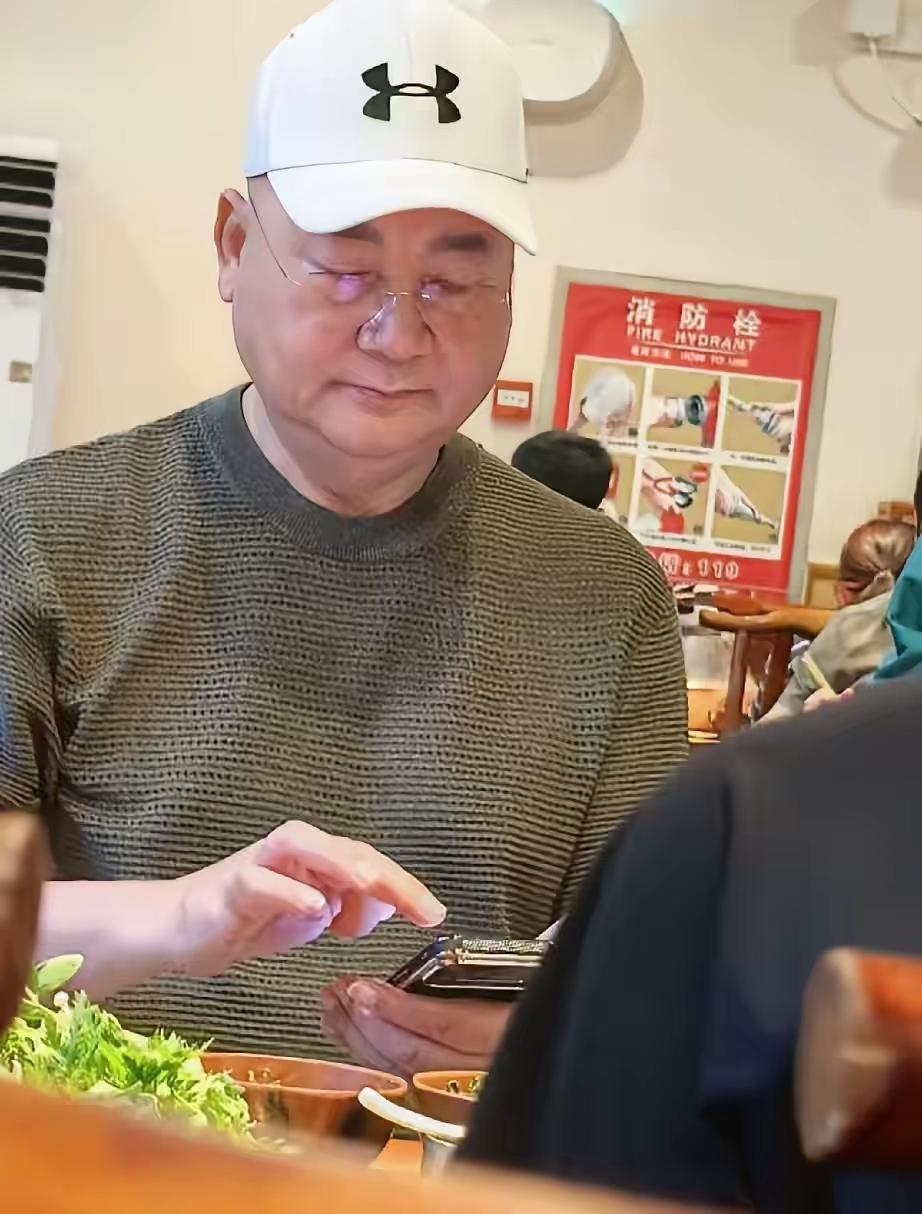 帅哥还是那个帅哥，虽然老了，但是，仍然儒雅富态，风度翩翩依旧不减当年的风采。
