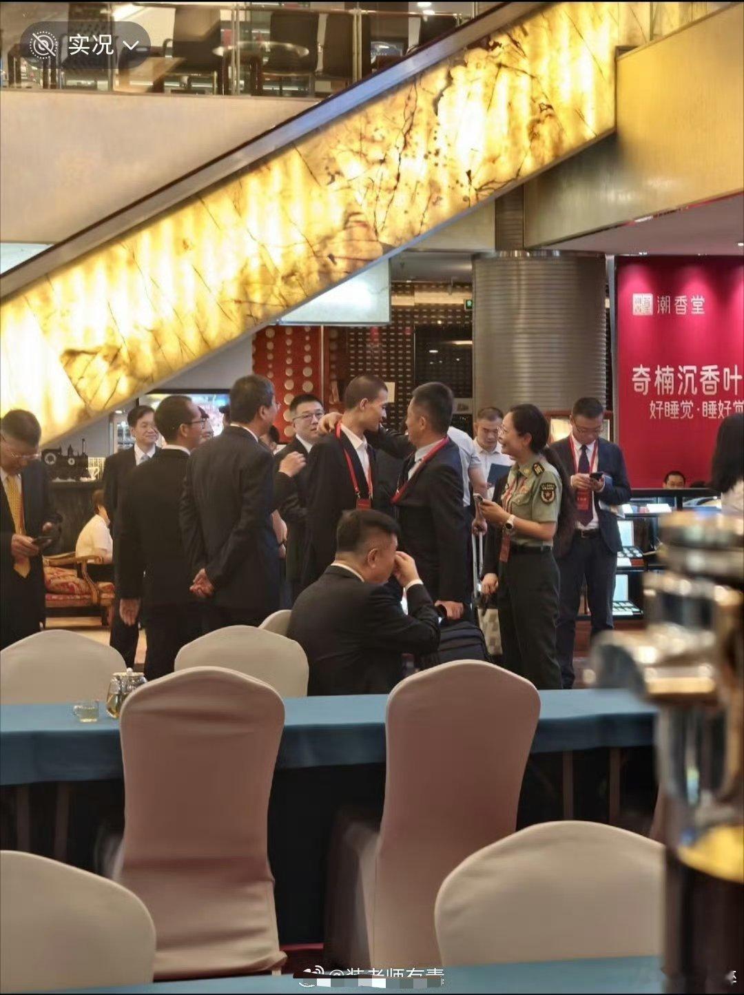 第一次见韦神穿得这么西装笔挺，精神多了 