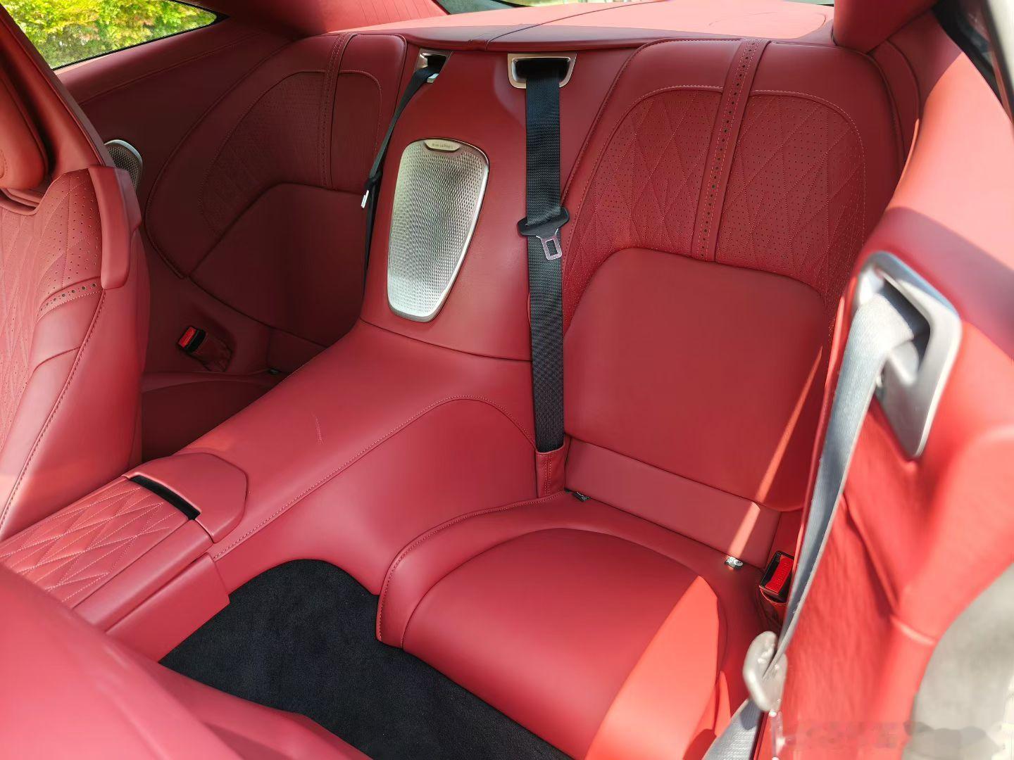 英伦优雅，燃动于心。阿斯顿·马丁DB12，25年落户，仅行驶8700公里，近乎准