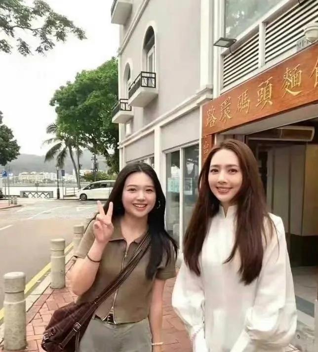 这个妹妹好漂亮呀！和郭碧婷合照竟然丝毫不逊色，这真的是素人吗？郭碧婷的气质好温柔