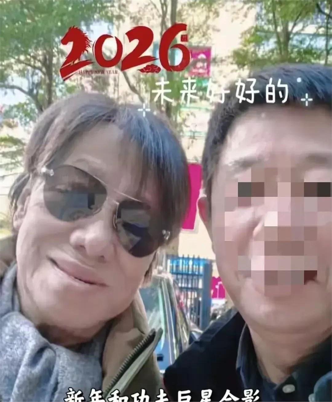 内部人员私下透露：“梁小龙去世后，团队瞒了四天，微博照常更新，直到被媒体踢爆。”