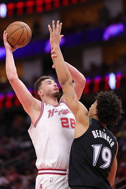 火箭某球员，全场打了28分53秒，投篮13中10，罚球2中2，得到了22分6篮板