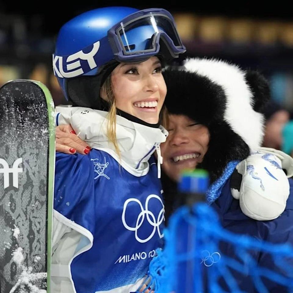 谷爱凌转身就有妈妈在场边 15岁逐梦滑雪，妈妈每周8小时车程一路相随，车厢里装满