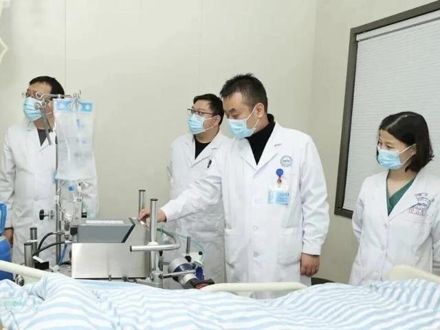 日前，58岁的苏先生在进行乒乓球运动时突发胸闷、气促，随即出现意识丧失并倒地。患