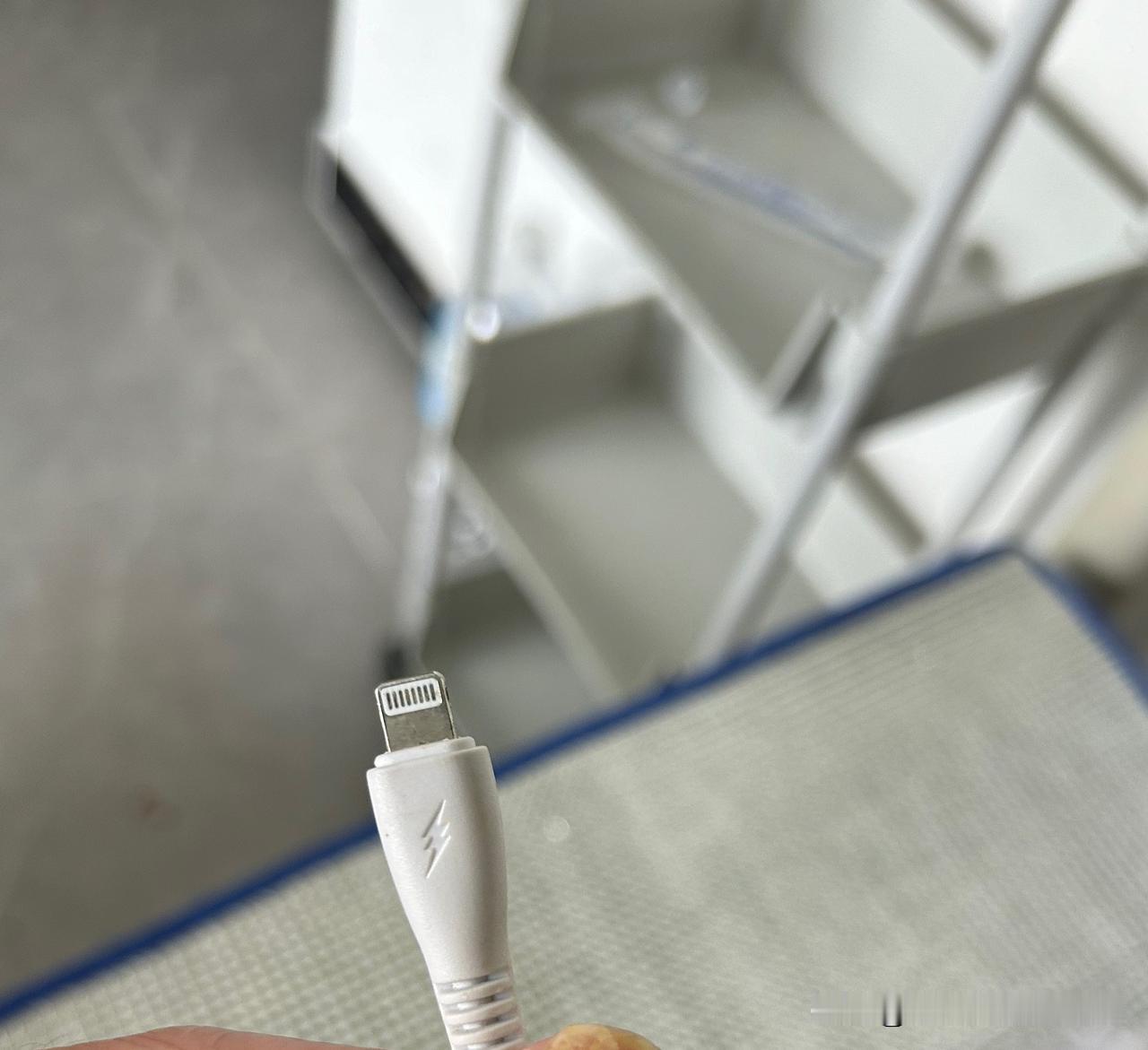 这充电头用一段时间后，总会有一个接触点会发黑。这是为什么啊？我的几个充电线都是这