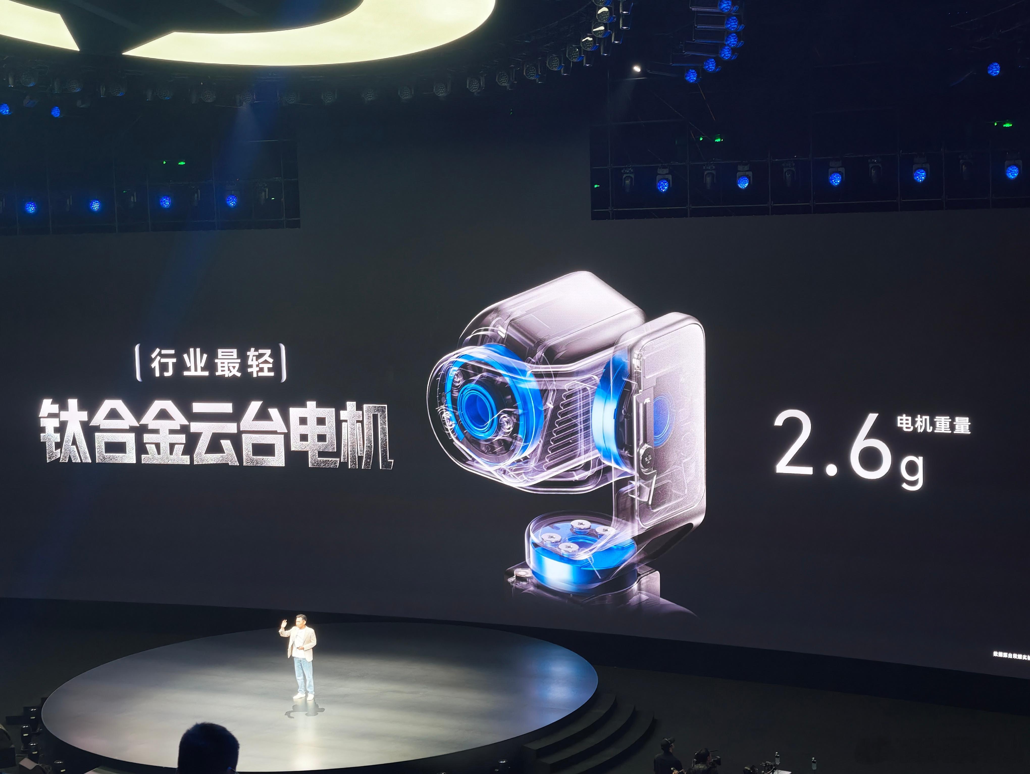 荣耀Robot Phone行业首创钛合金灵巧云台，让手机第一次拥有机器人级4Do