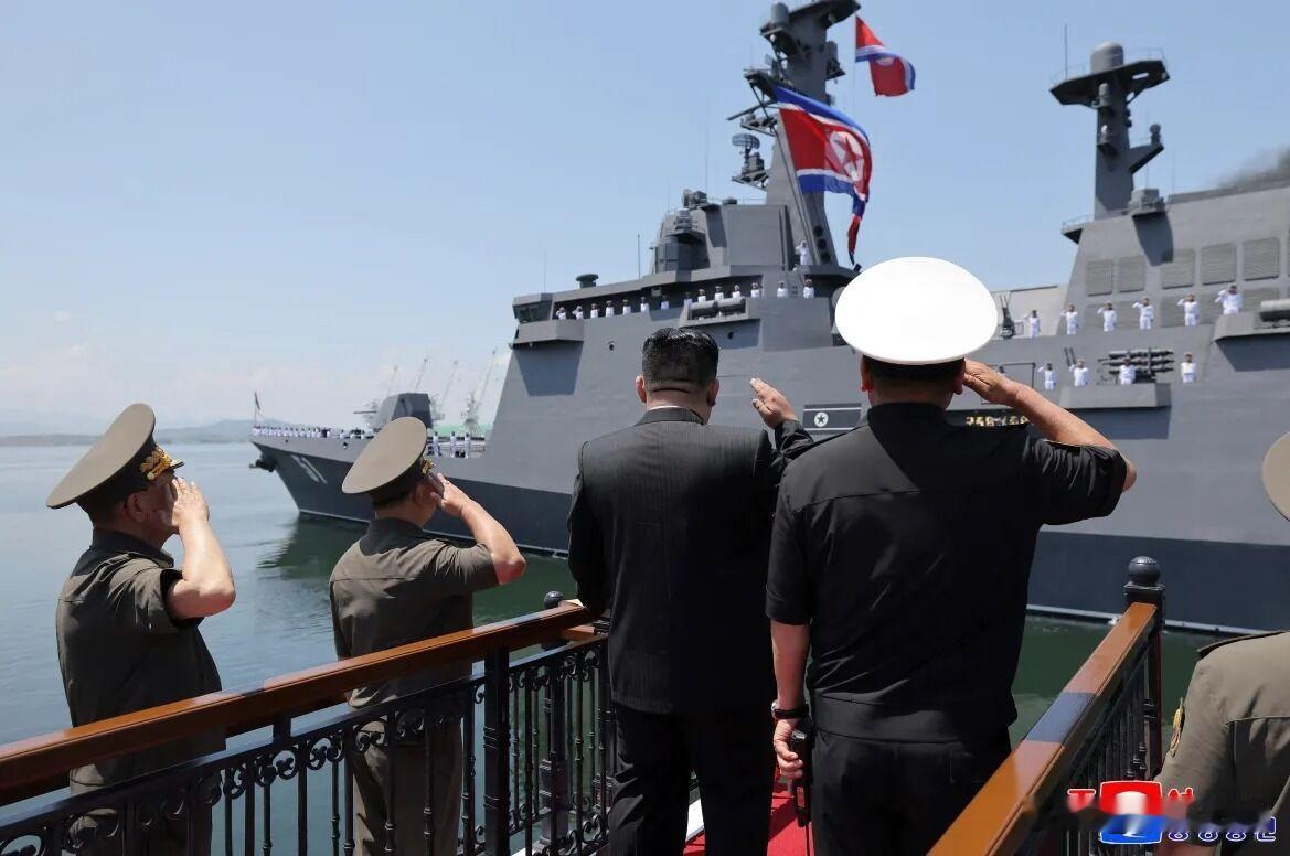 朝鲜五千吨新锐战舰下水，金正恩放话海军全配核武！

据伊朗国家通讯社消息，朝鲜领