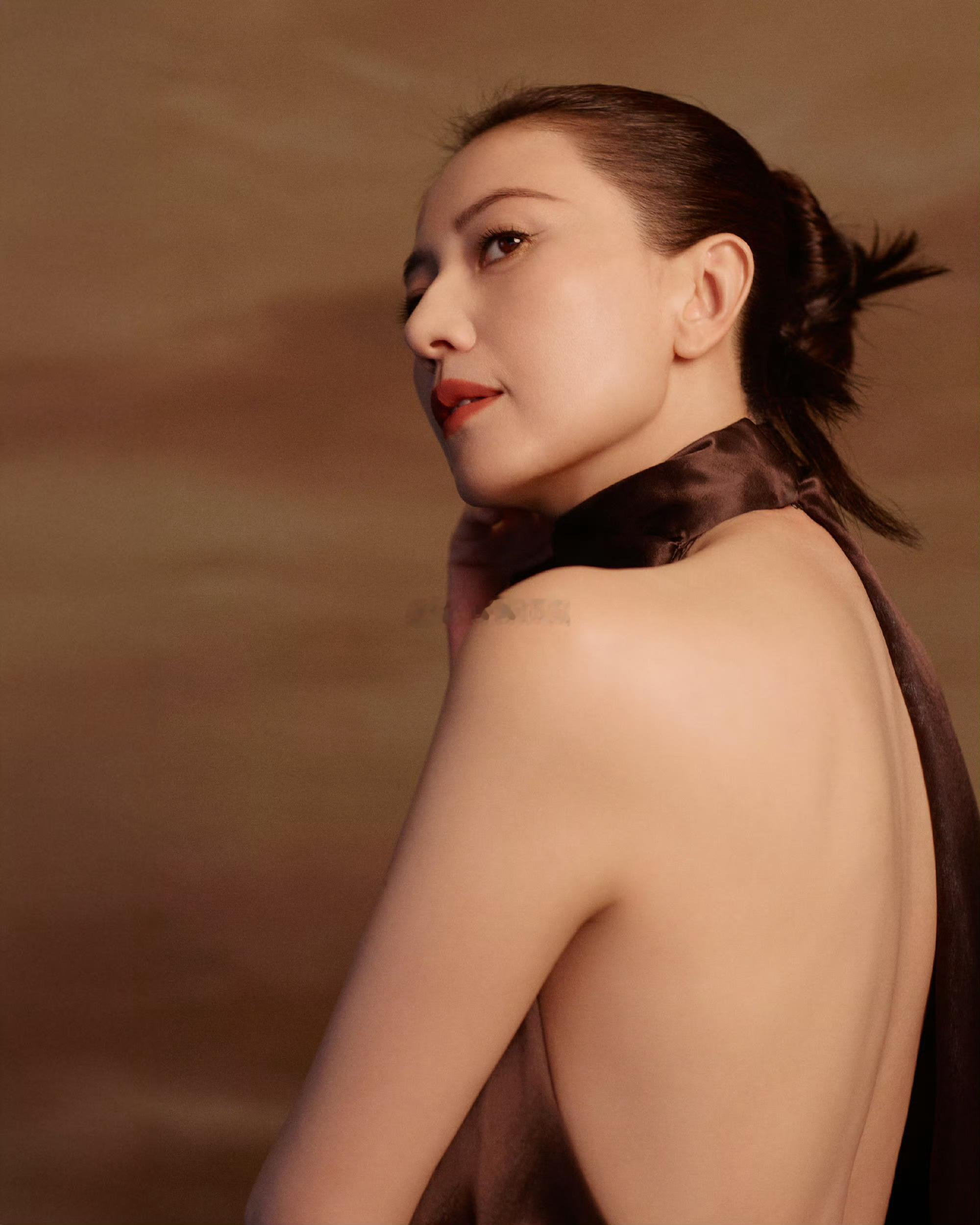 高圆圆[超话]高圆圆大露背造型 终于懂露背造型有多挑人！高圆圆这波造型直接美到失