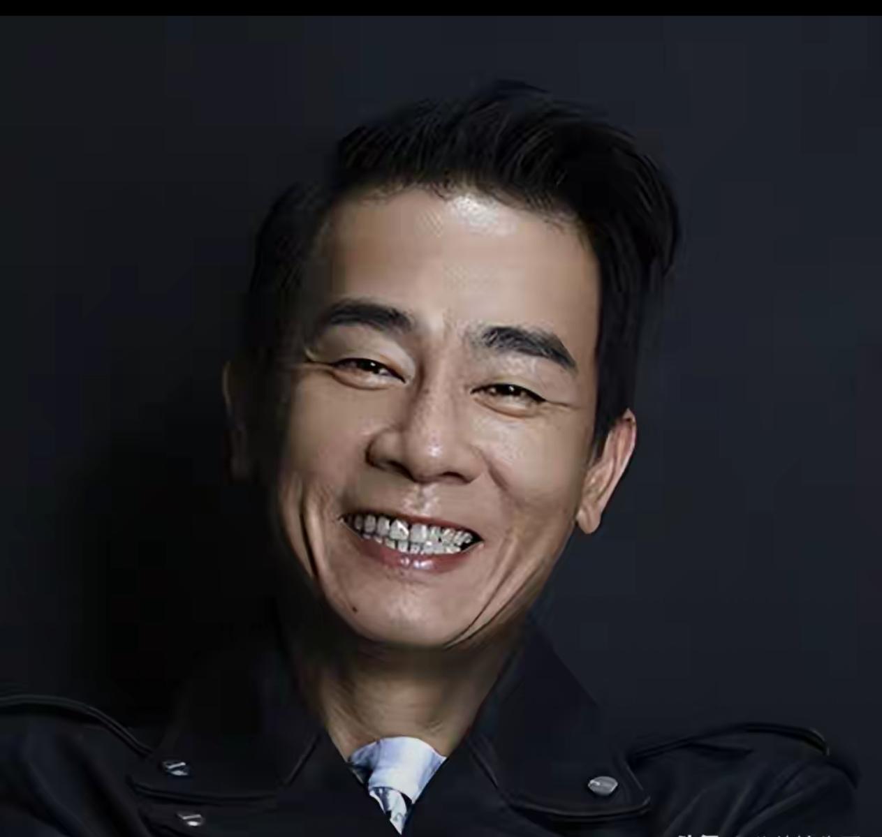 福建工人撞脸陈小春被全网喊话认亲，本人直播一句话直接反转：我不是他弟弟。视频里那
