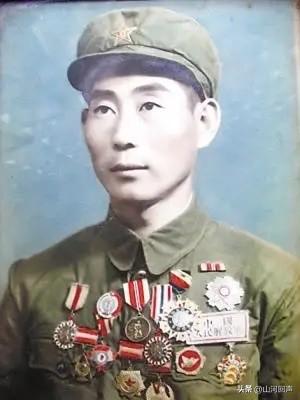 1948年平津战役夜行军，小战士平太信半路请假解手，意外撞见一个戴钢盔的黑影。他