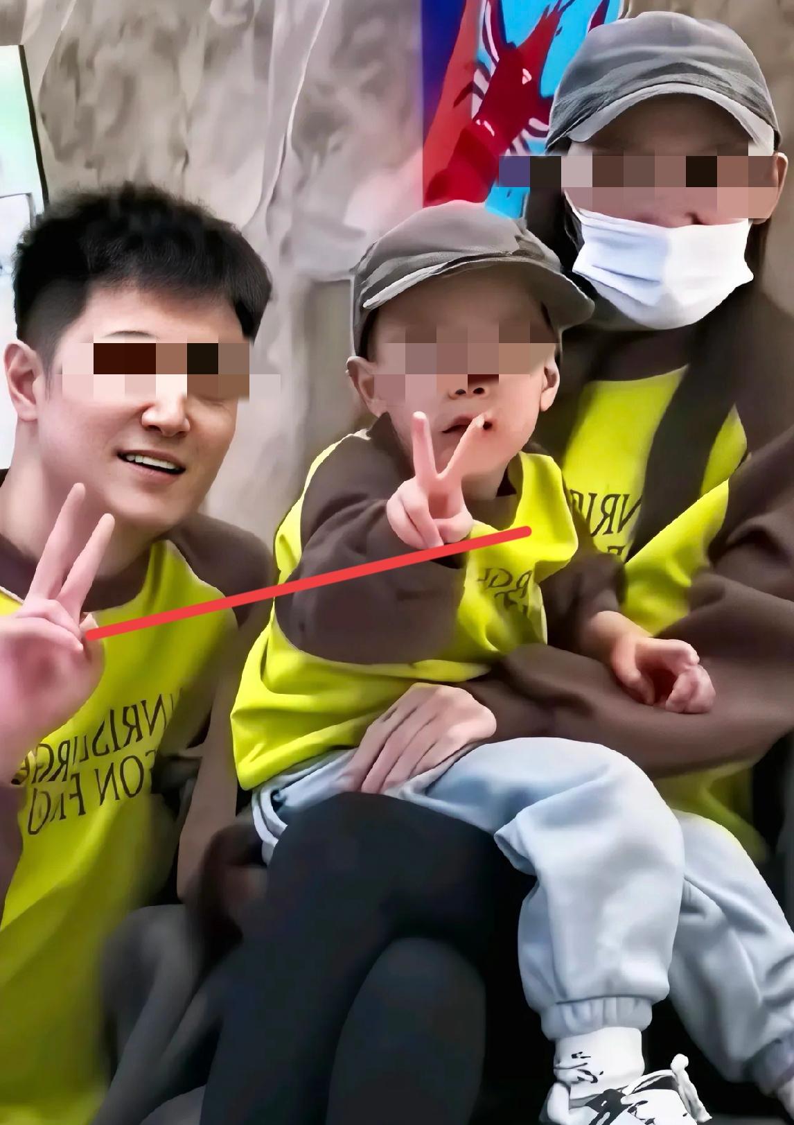 痛心！！！
 
这是一家三口的最后一张全家福！
妻子查出癌症晚期，时日不多，她向