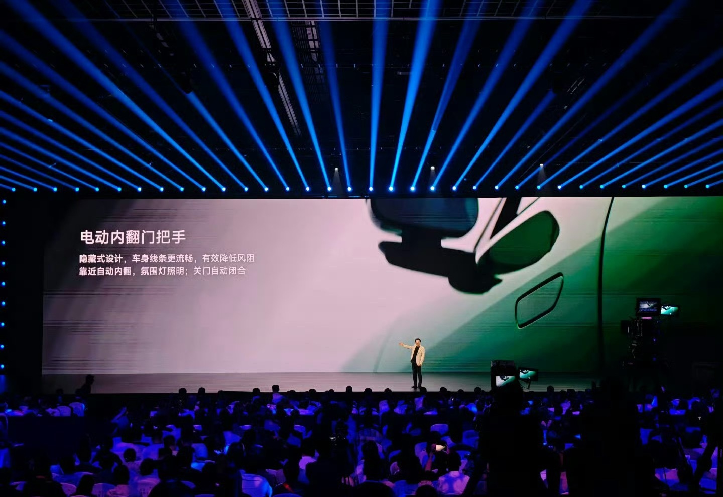 小米YU7电动内翻门把手小米YU7的电动内翻门把手，隐藏式设计，让车身线条流畅自