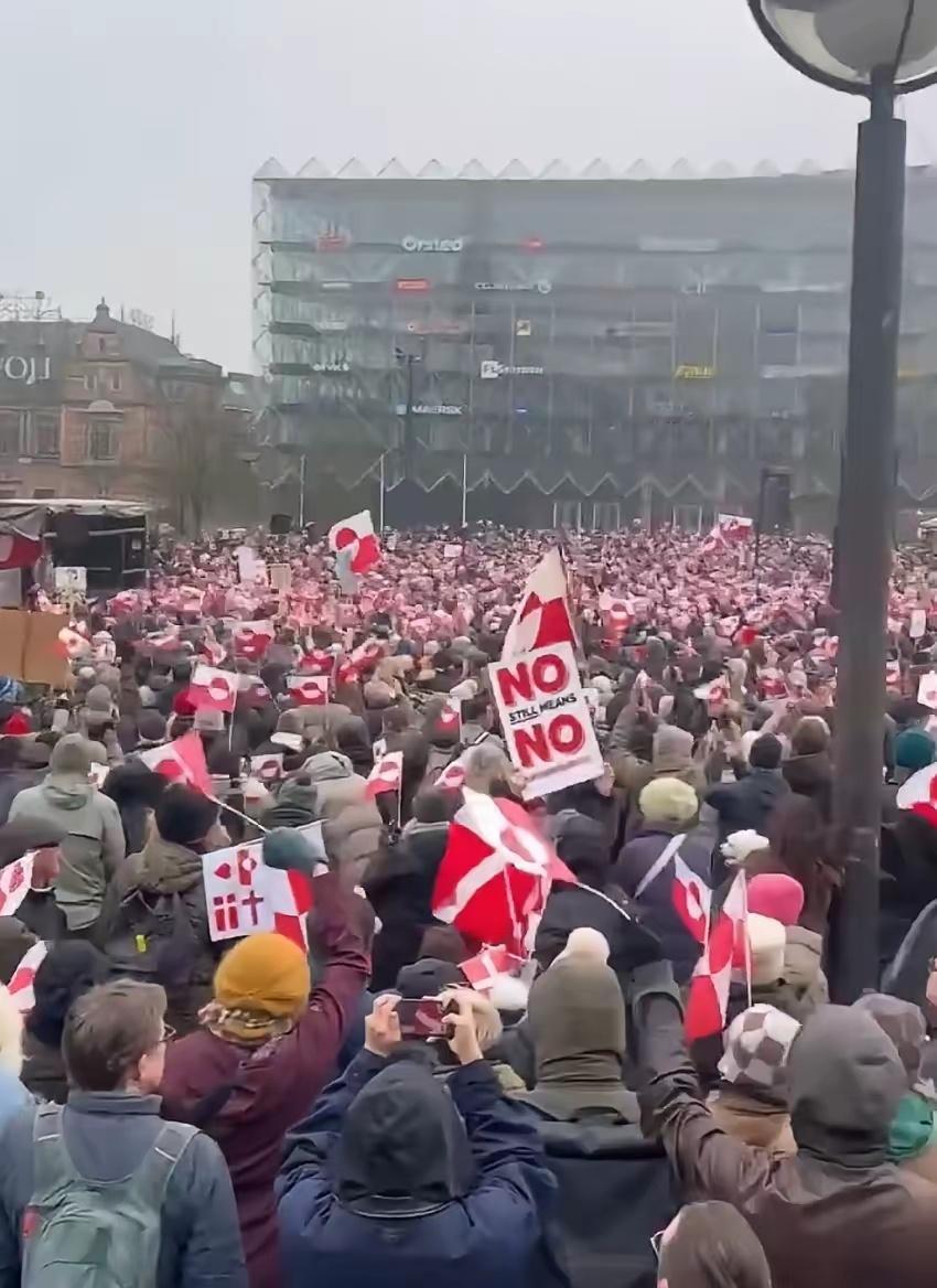 丹麦多地爆发大规模游行抗议，反对美国总统特朗普威胁占领格陵兰岛。 