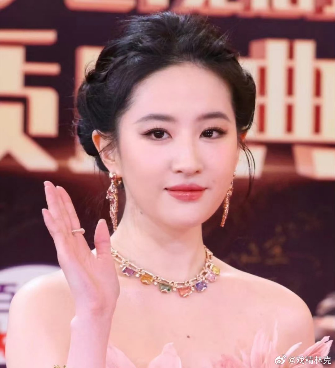 金鹤龙把王菊化成刘亦菲了也不像，就是王菊确实很难认出来了