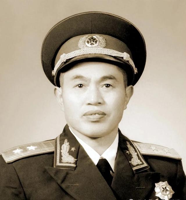 1969年，中苏关系紧张，珍宝岛冲突后，中央急需一位能战善治的将领镇守西北。皮定