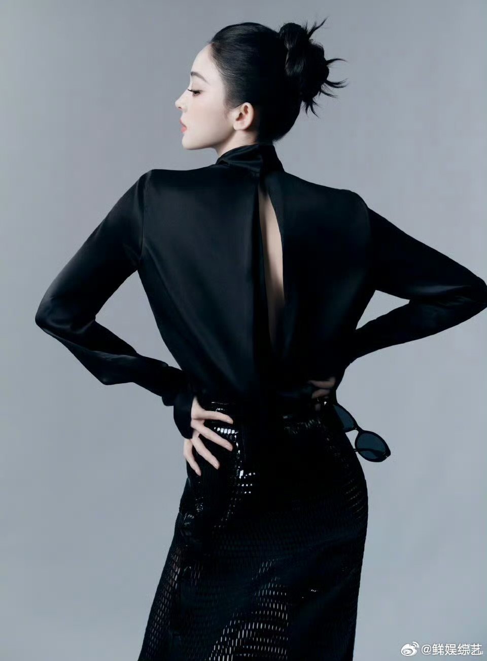 娜扎今日look 娜扎把危险美感演绎到极致，黑色蛇皮裙又飒又媚，颜值状态好到犯规