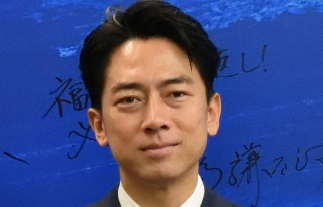 2月19日，小泉进次郎在接受采访时，被问了三个“刁钻”的问题，其中一个是“你是否