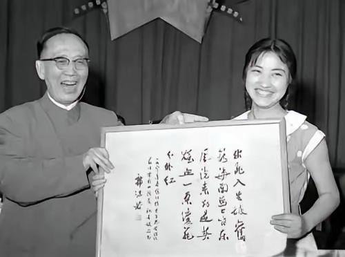 郭老即席为获得最佳女演员奖的祝希娟赋诗一首：出死入生破旧笼，海南岛上皆东风。浇来