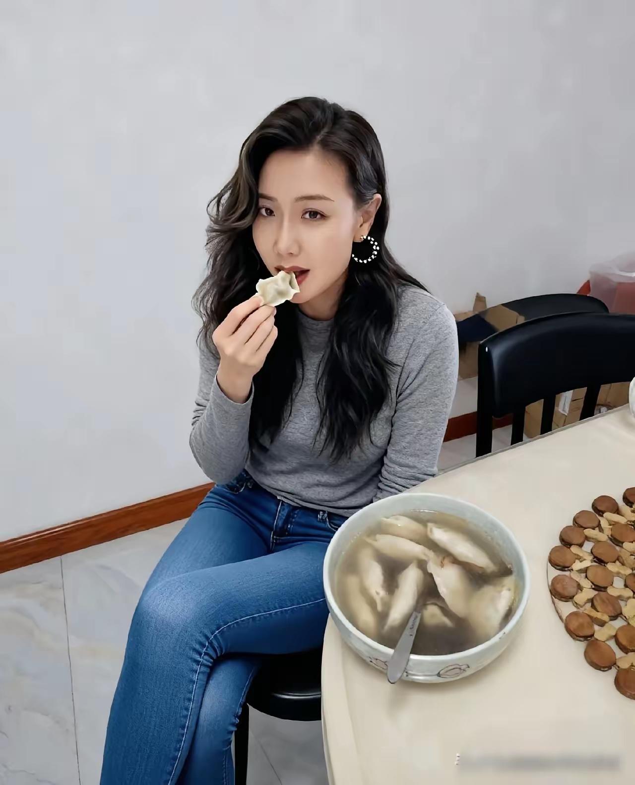 对联
上联：[作揖][作揖][作揖]
下联：好吃不过饺子。