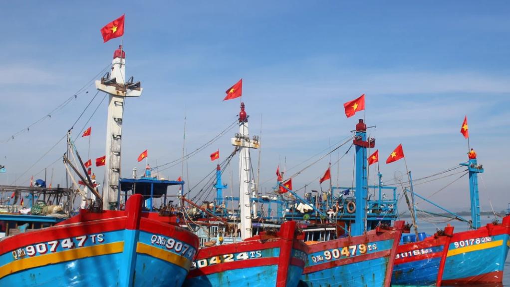 同样南海争端，为什么救越南打菲律宾？

越南“魁元18号”船只7月24日在南沙群
