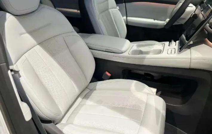 如果从女性视角来看蔚来ES6，这款车的整体评价还会更高。在细节上，蔚来ES6是完