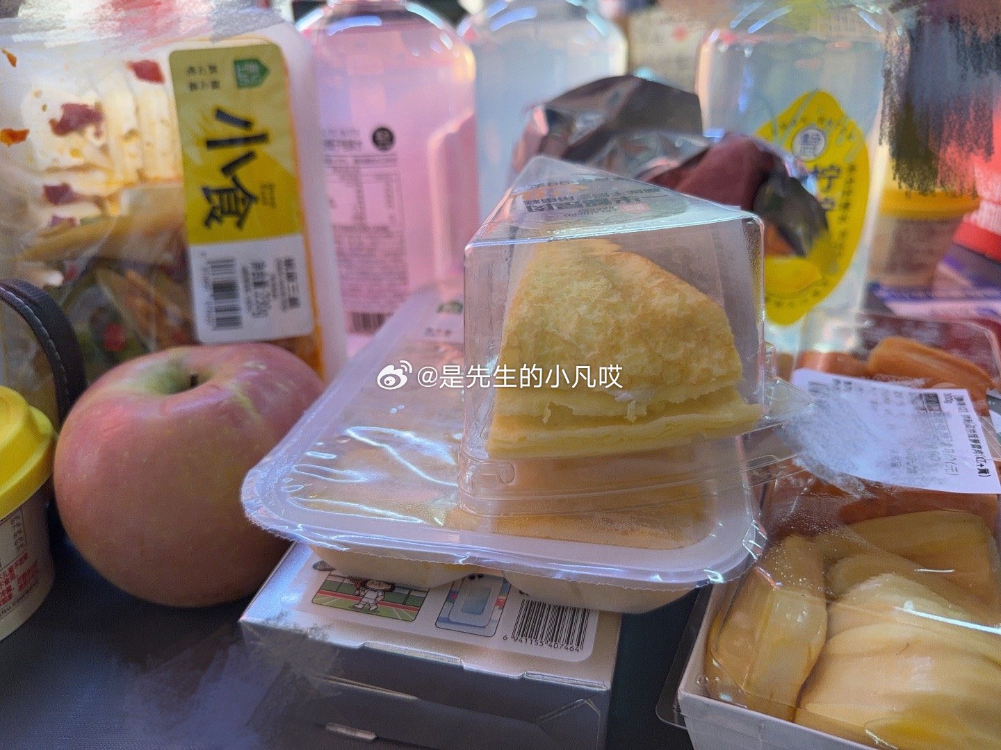 妹宝儿来了kuku一顿往外拿，摆不下，根本摆不下