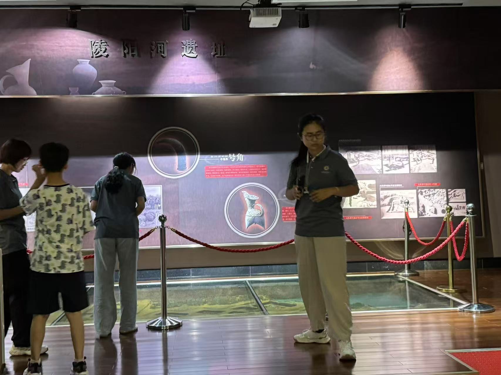 秦岭笑谈[超话]七月的莒县，热浪涌动间，“青衿逐光-薪火永传”实践队的年轻身影活