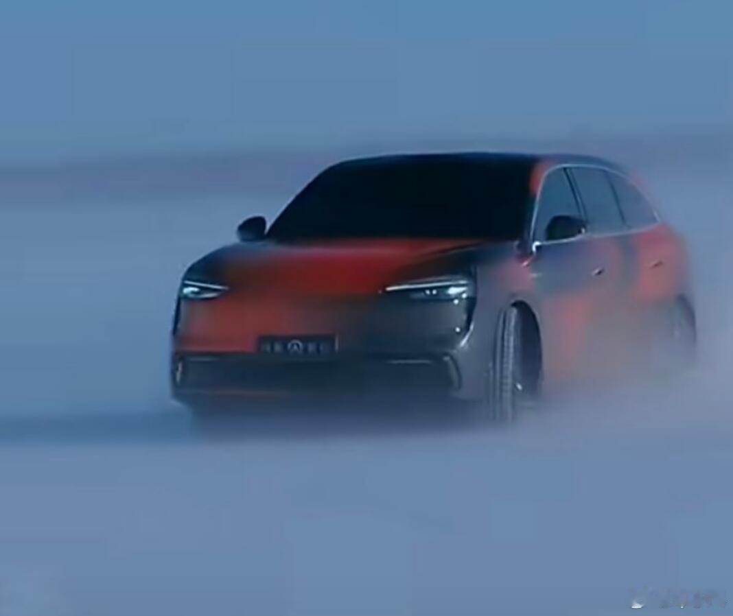 问界M6的定位，我感觉还是有点微妙的，从命名来看肯定是介乎于M5和M7之间，但是