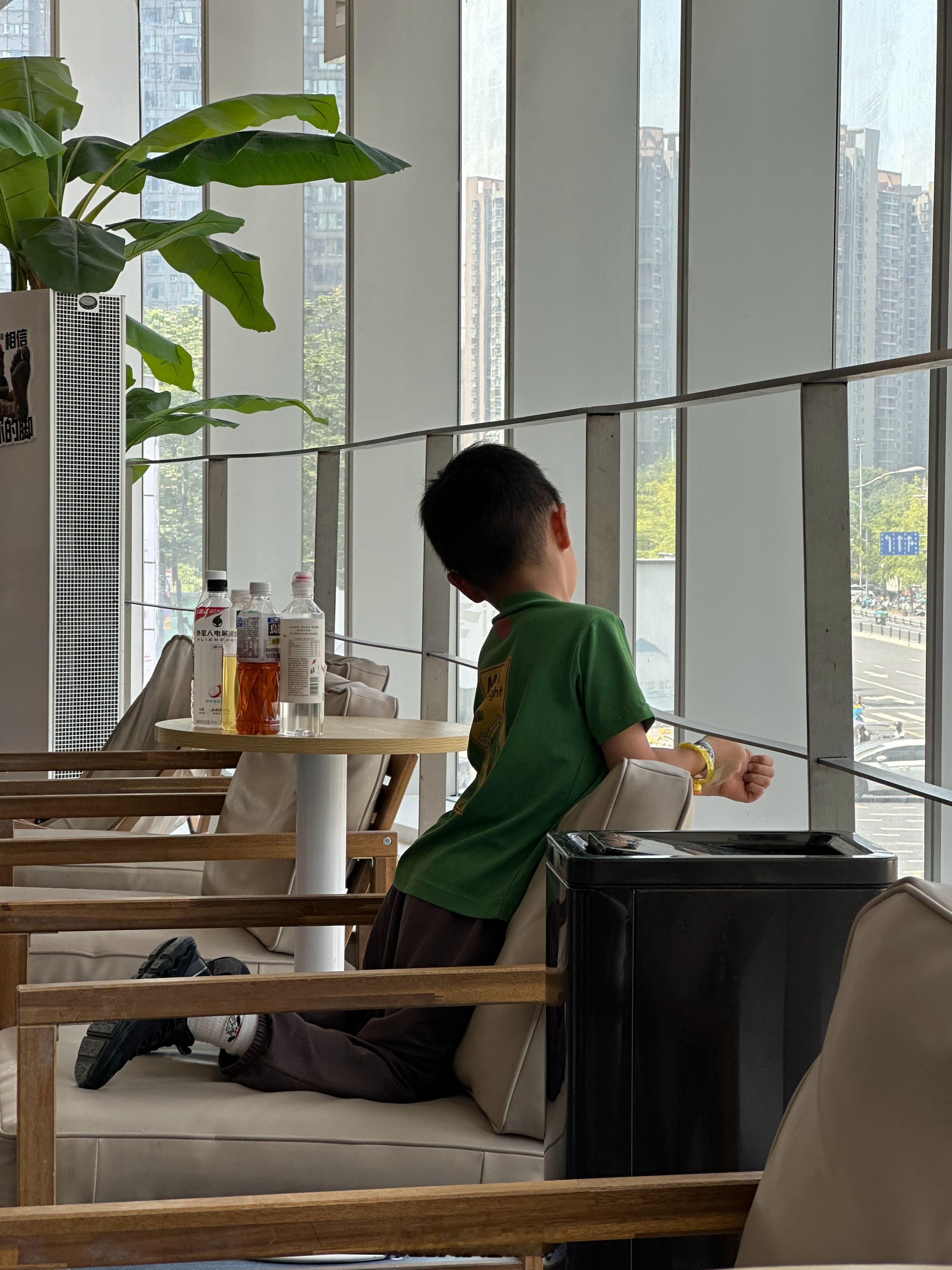 昨晚陪肥恩睡觉肥恩说必须打我一下我说为什么他说因为早上骑电瓶车时我打他了实际上就