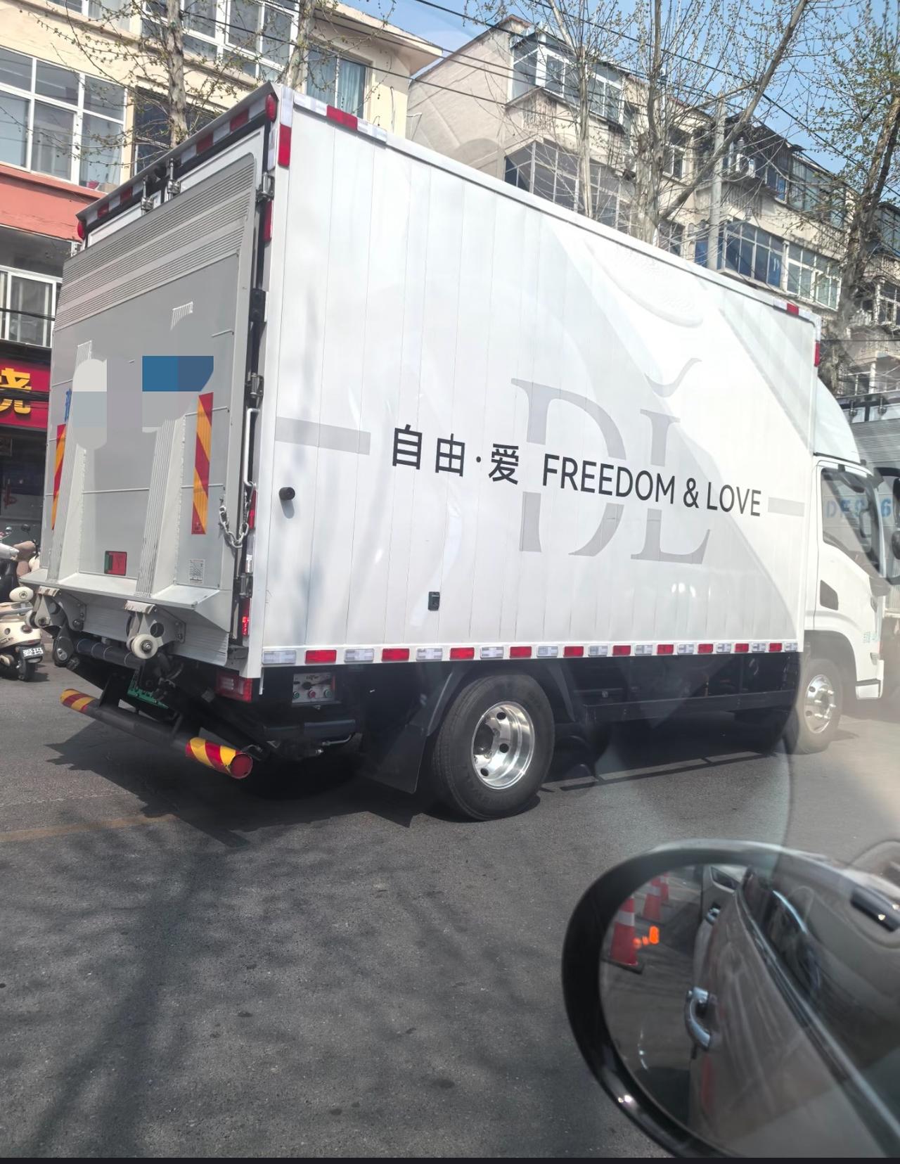 有网友晒出胖东来的运输车，可以用“洁净如新”来形容。

白色的车体亮到发光，车轮