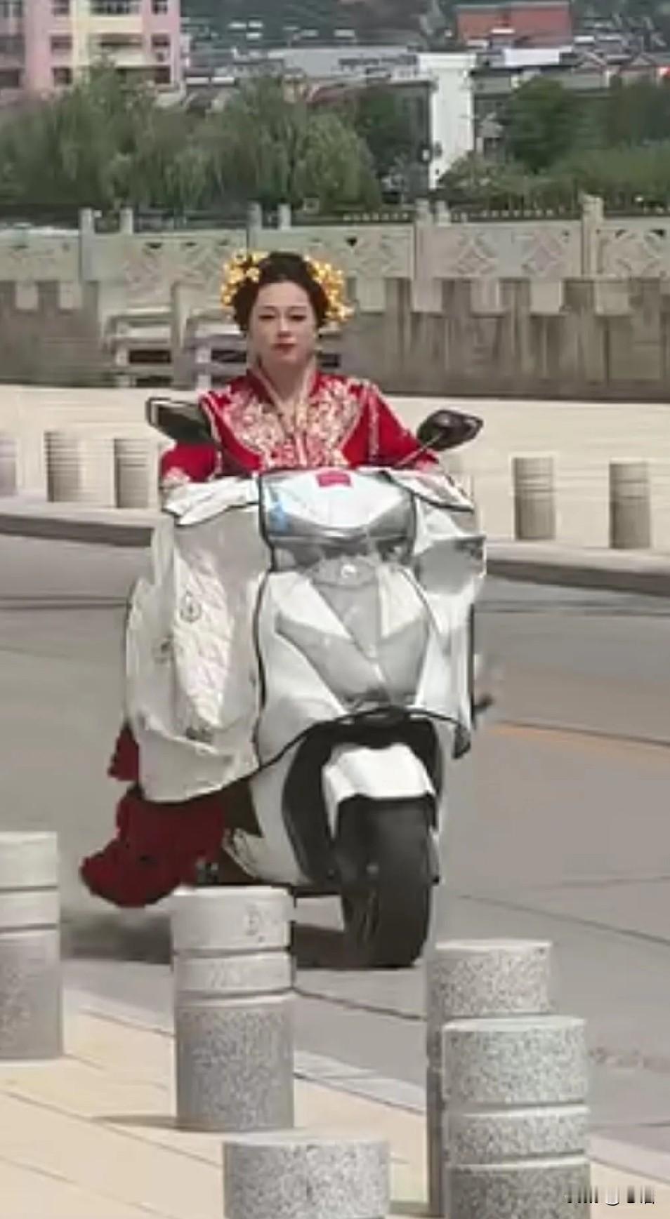 笑不活了。真等不及。河南一新娘子结婚当天接亲车队还没出发，她自个儿骑电动车穿着嫁