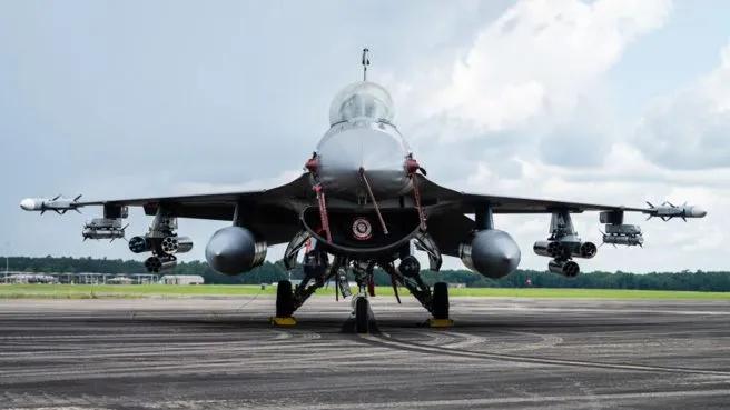 成本博弈新战法：F-16挂载70毫米激光制导火箭，对抗“无人机蜂群杀手”

据《