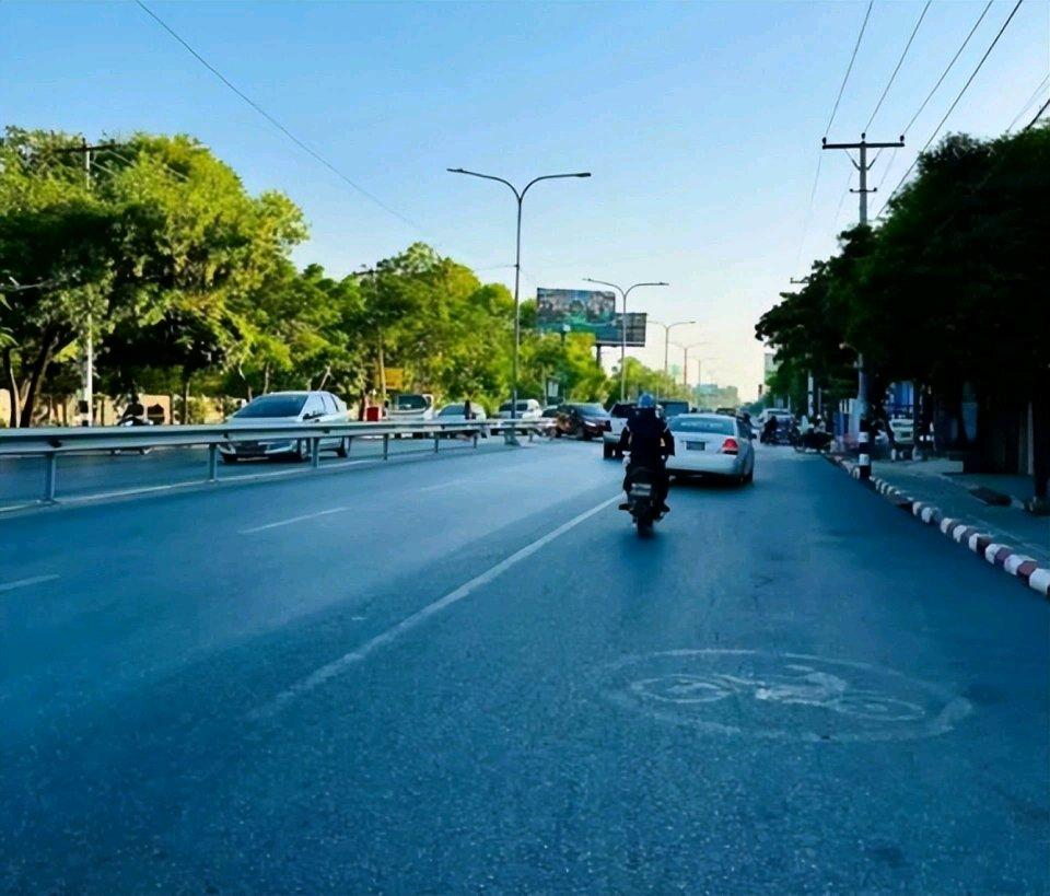 光天化日，主干道行劫！缅甸曼德勒一男子以“检查”为名抢走上千万据了解，这起令人震